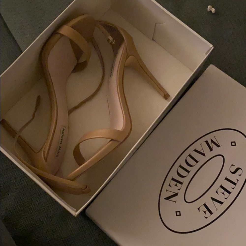 BRAND NEW Steve Madden nude sandal size 11